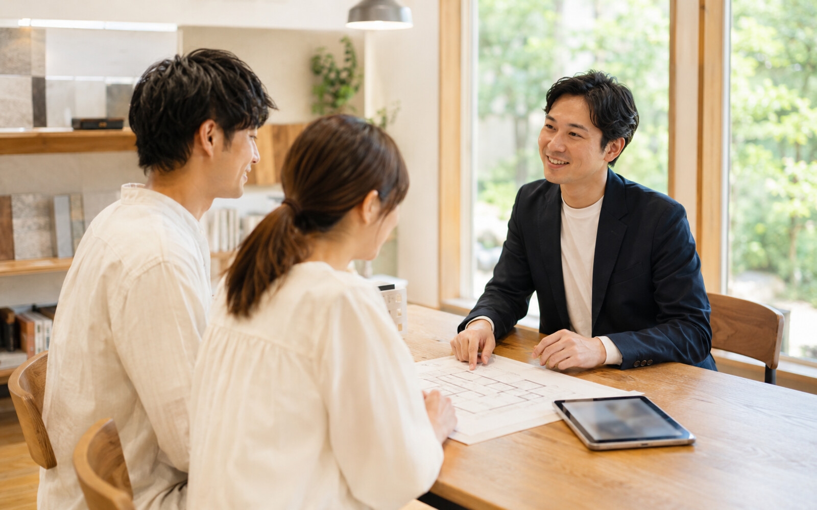 家づくりについて相談するご家族と担当者